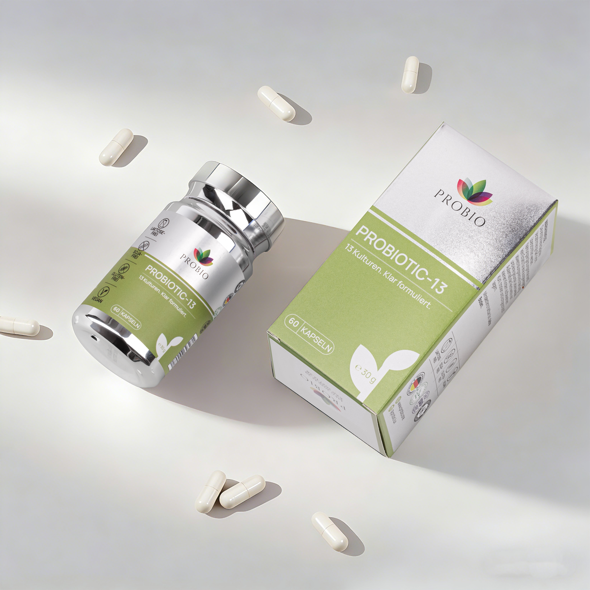 PROBIO PROBIOTIC-13 – Mood-Foto mit Flasche und Box, Kapseln auf hellem Hintergrund