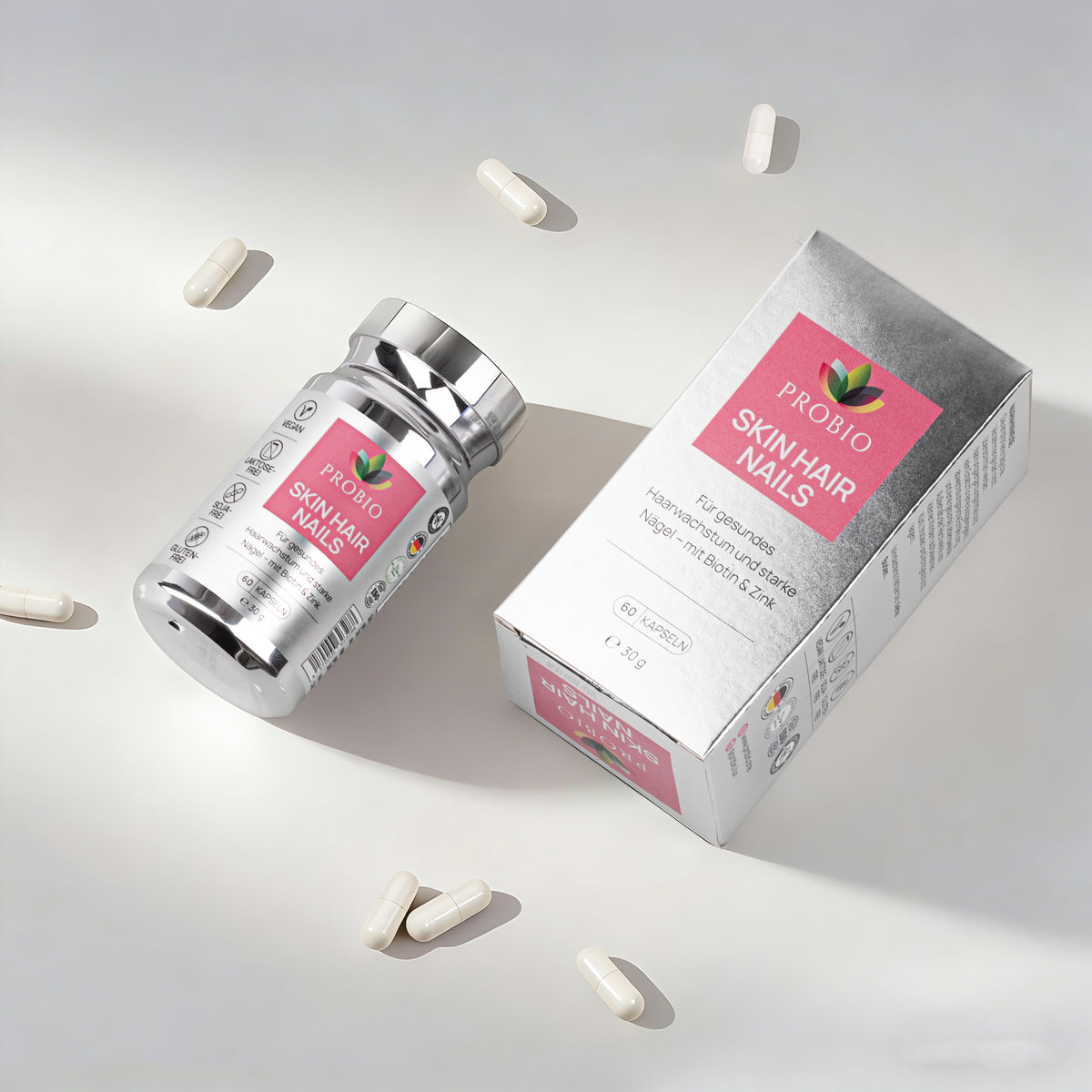 Probio Skin Hair Nails – mit Zink, Biotin, Polyporus umbellatus, Bambusextrakt und Perlhirse, Dose und Produktbox auf hellem Hintergrund mit Kapseln, 60 Kapseln